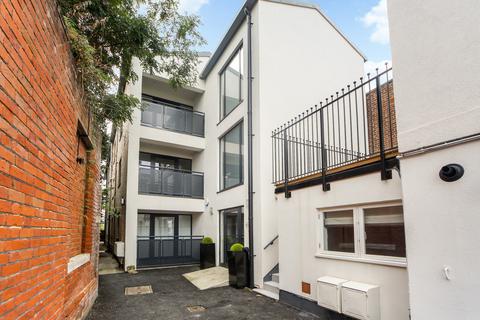 3 bedroom flat to rent, London Street, Chertsey, KT16