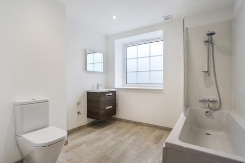 3 bedroom flat to rent, London Street, Chertsey, KT16