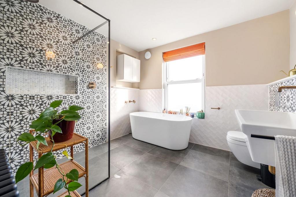 Bathroom Top floor.JPG