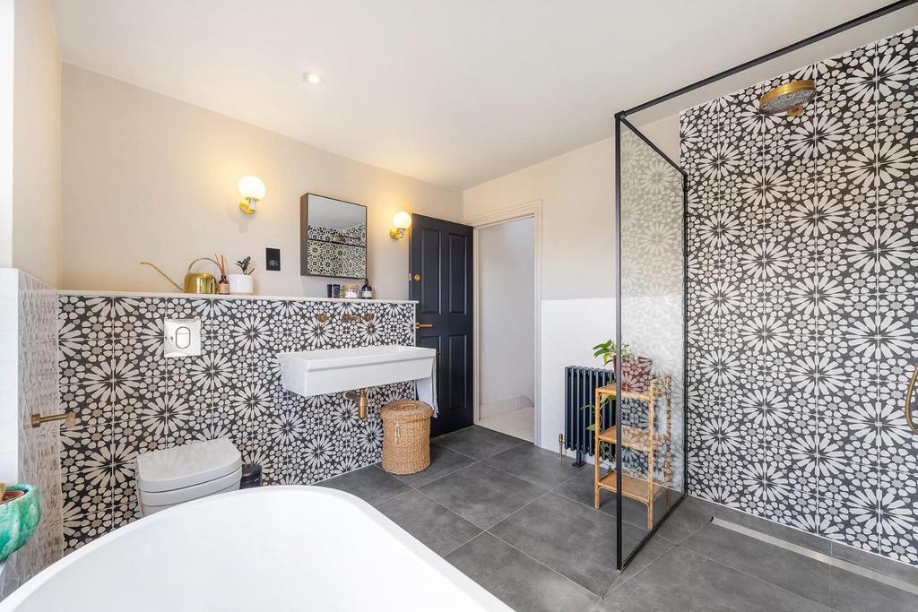 Bathroom top floor (2).JPG