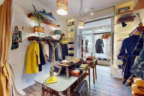 Retail property (high street) for sale, 98 Caledonian Rd London N1 9DN
