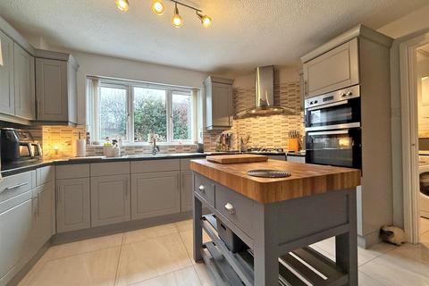 5 bedroom detached house for sale, Broadhaven Close, Herongate, Shrewsbury