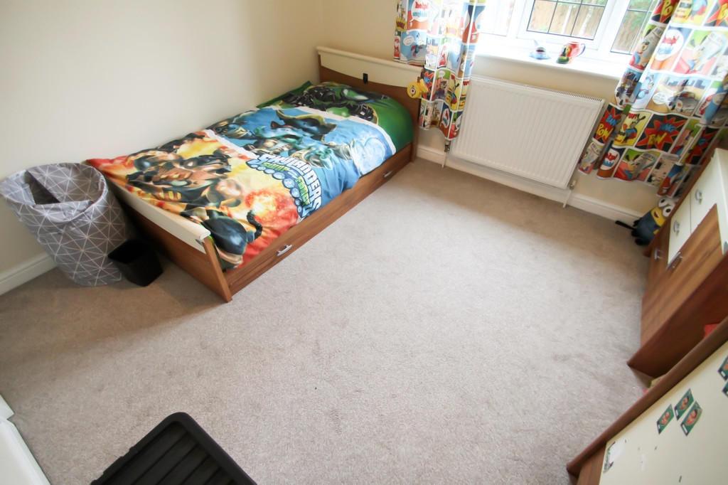Bright, tidy single bedroom with a colorful the...