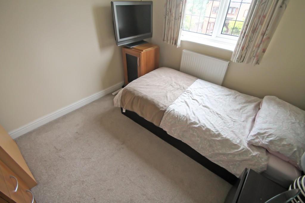 Bright, tidy single bedroom with a comfortable ...
