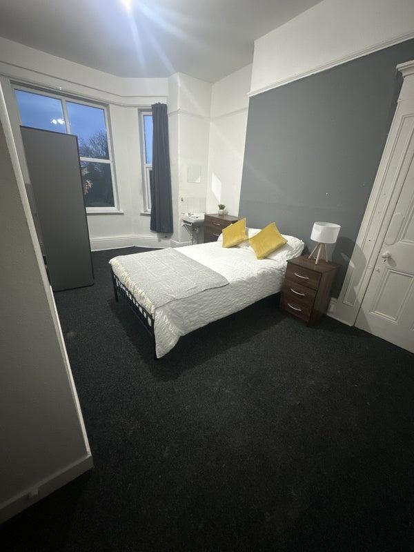 Bright, well-presented double bedroom with a co...