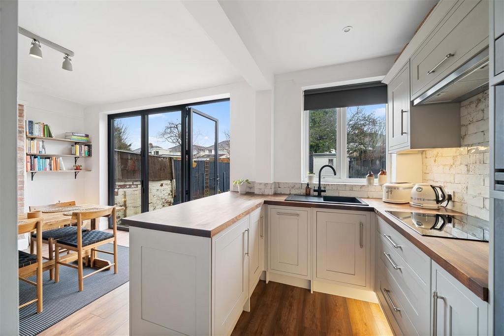 Kitchen2.jpg