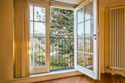 2 bedroom flat for sale, Promenade, Southport, Merseyside, PR9