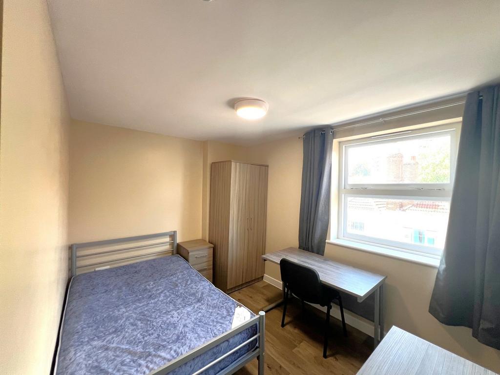 Bright, tidy bedroom with a comfortable double ...