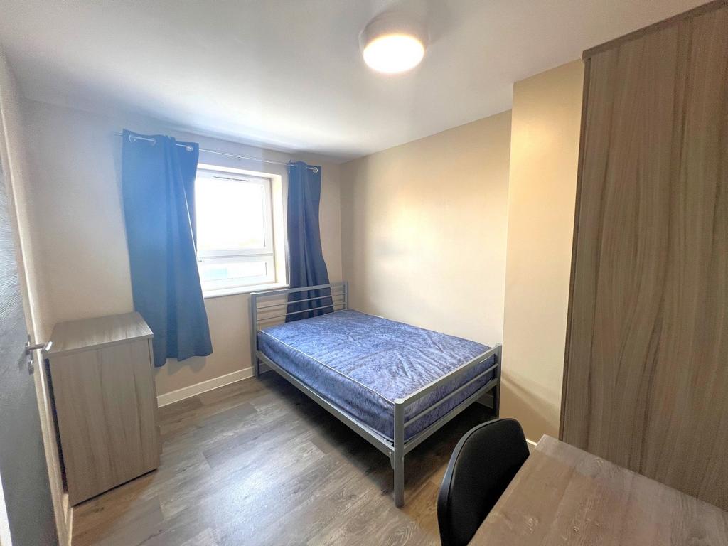 Bright, neatly presented double bedroom with a ...