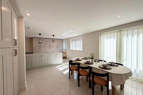 5 bedroom detached house to rent, Watling Street, Radlett, Hertfordshire, WD7