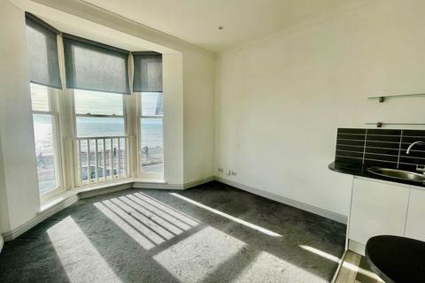 2 bedroom flat to rent, Kings Road, Brighton, East Sussex
