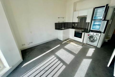 2 bedroom flat to rent, Kings Road, Brighton, East Sussex