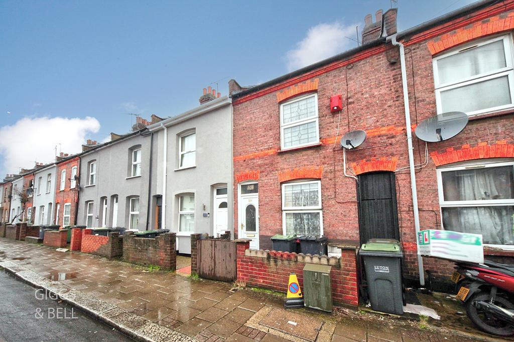 Oak Road, Luton, Bedfordshire, LU4 3 bed terraced house for sale - £270,000
