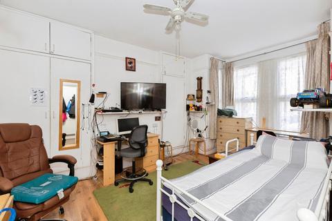1 bedroom flat for sale, Monteagle Avenue, Barking, IG11