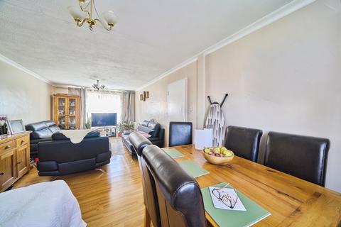 3 bedroom flat for sale, Harts Lane, Barking, IG11