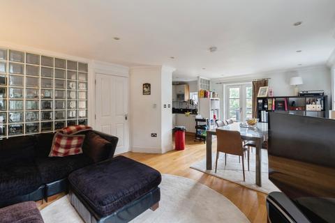 3 bedroom flat for sale, Alexander Mews, High Street, Billericay, Essex, CM12