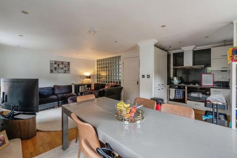 3 bedroom flat for sale, Alexander Mews, High Street, Billericay, Essex, CM12