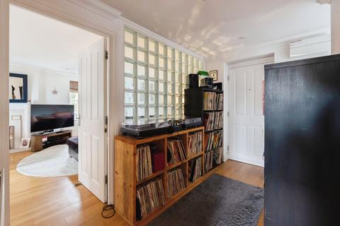 3 bedroom flat for sale, Alexander Mews, High Street, Billericay, Essex, CM12