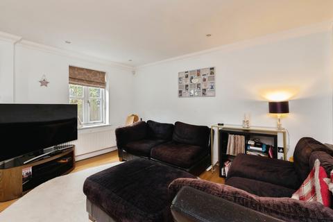 3 bedroom flat for sale, Alexander Mews, High Street, Billericay, Essex, CM12