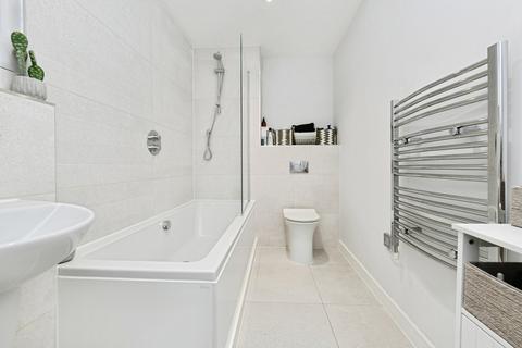 1 bedroom flat for sale, Ingrave Road, Brentwood, Essex, CM15
