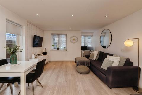 2 bedroom flat for sale, Highland Avenue, Essex, CM15