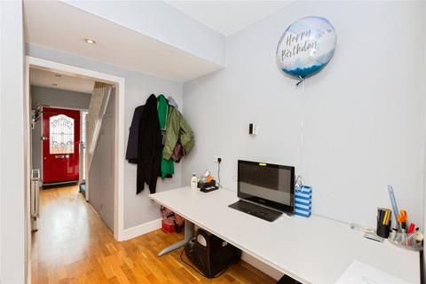 5 bedroom end of terrace house for sale, Tomswood Hill, Ilford, IG6
