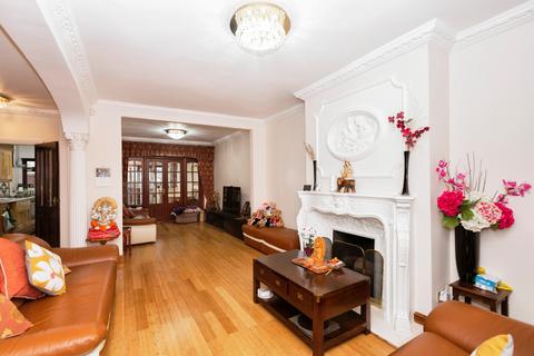 4 bedroom semi-detached house for sale, Peel Drive, Ilford, IG5