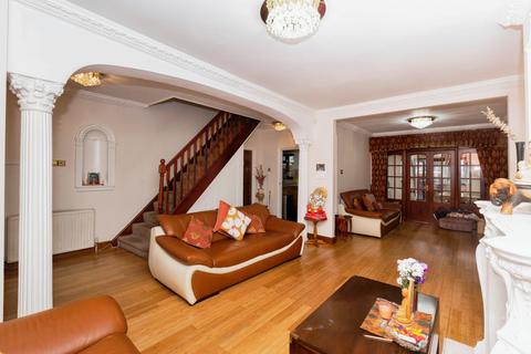 4 bedroom semi-detached house for sale, Peel Drive, Ilford, IG5