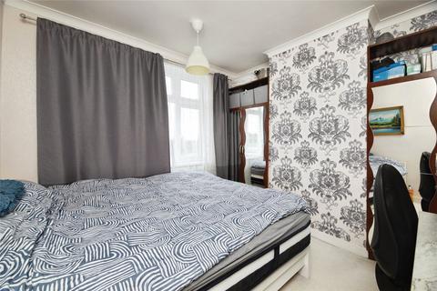 3 bedroom end of terrace house for sale, Newcastle Avenue, ILFORD, Essex, IG6