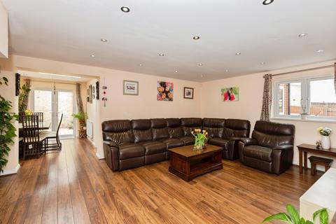 5 bedroom end of terrace house for sale, Parklands Close, Ilford, IG2