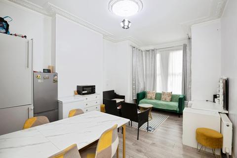 2 bedroom flat for sale, De Vere Gardens, Ilford, IG1