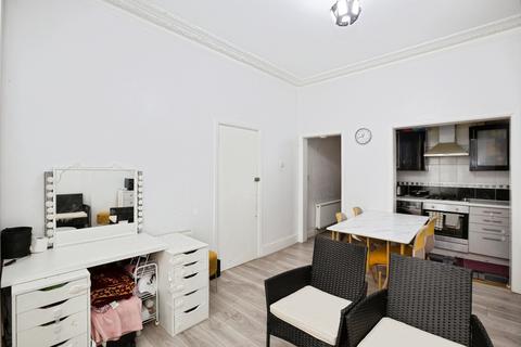 2 bedroom flat for sale, De Vere Gardens, Ilford, IG1