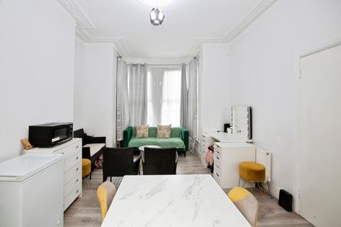 2 bedroom flat for sale, De Vere Gardens, Ilford, IG1