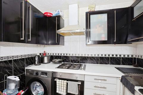 2 bedroom flat for sale, De Vere Gardens, Ilford, IG1
