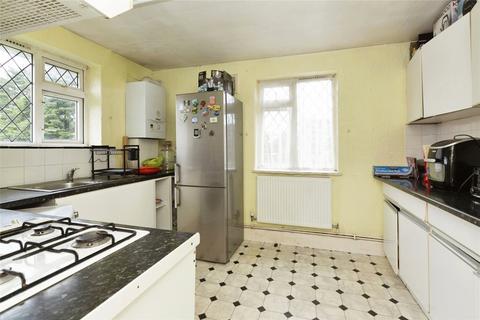 2 bedroom flat for sale, Claybury Broadway, Ilford, IG5