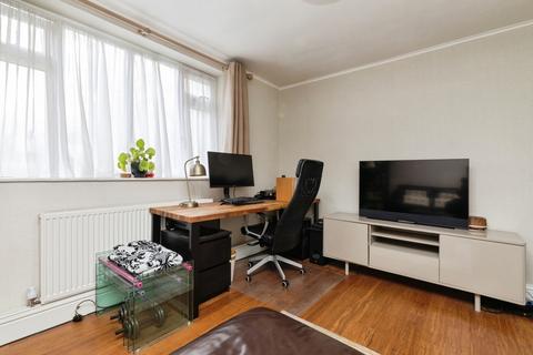 1 bedroom flat for sale, Claybury Broadway, Ilford, IG5