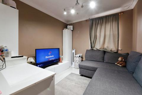2 bedroom flat for sale, Rawlyn Close, Chafford Hundred, Grays, Essex, RM16