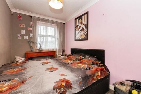 2 bedroom flat for sale, Rawlyn Close, Chafford Hundred, Grays, Essex, RM16