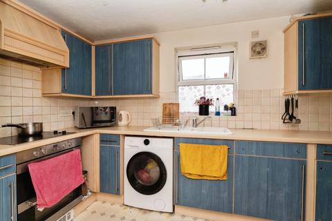 2 bedroom flat for sale, Rawlyn Close, Chafford Hundred, Grays, Essex, RM16