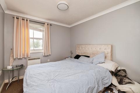 2 bedroom flat for sale, Rawlyn Close, Chafford Hundred, Grays, Essex, RM16