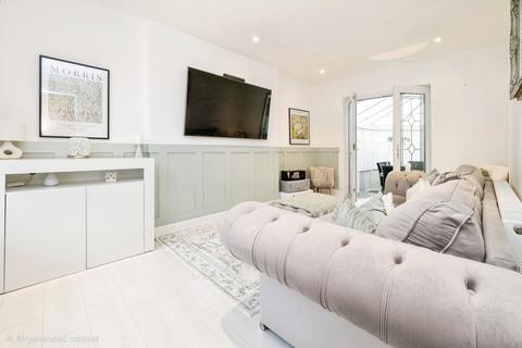4 bedroom end of terrace house for sale, Fullers Close, Romford, RM5