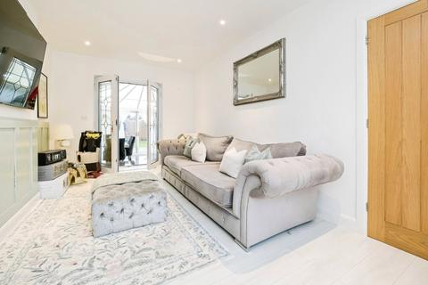 4 bedroom end of terrace house for sale, Fullers Close, Romford, RM5