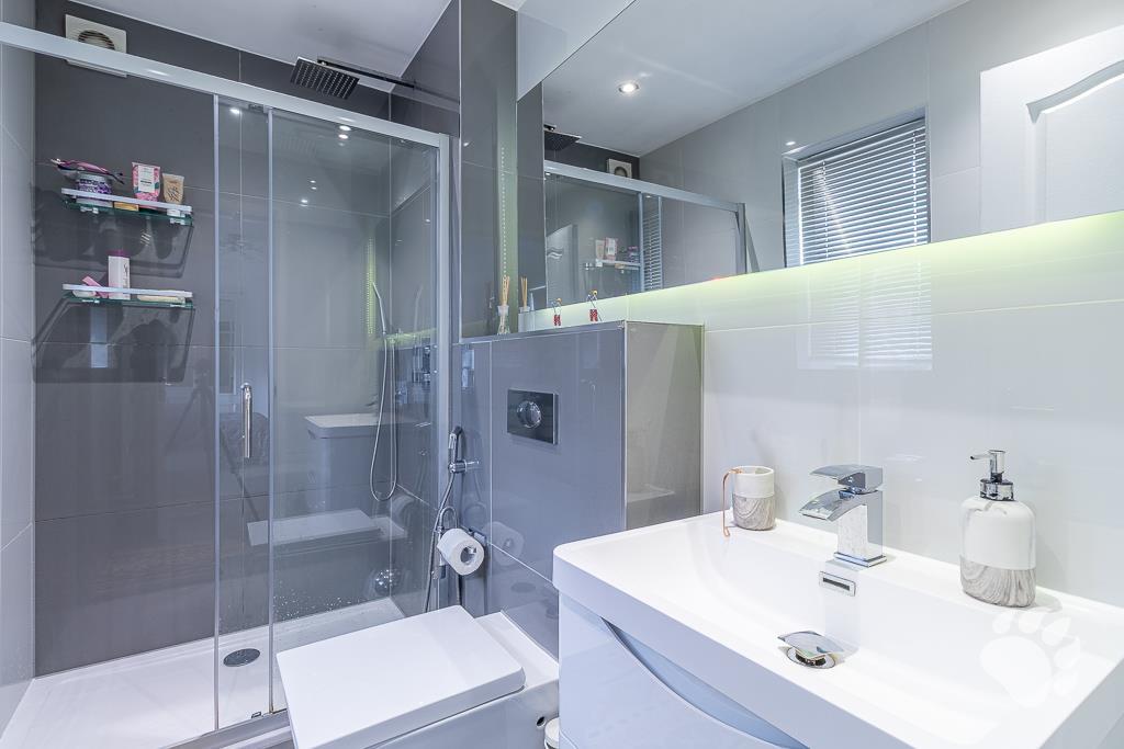 En-Suite to Bedroom 1