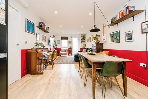 2 bedroom flat for sale, Kempton Mews, East Ham, London, E6