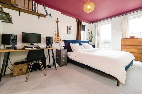 2 bedroom flat for sale, Kempton Mews, East Ham, London, E6