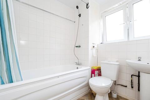 2 bedroom flat for sale, Gladding Road, Manor Park, London, E12