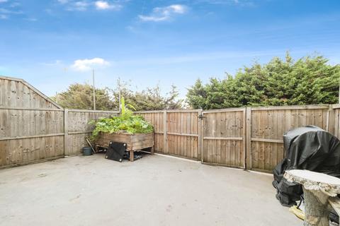 2 bedroom flat for sale, Tadworth Parade, Hornchurch, RM12