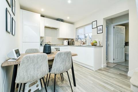 3 bedroom terraced house for sale, Elm Park Avenue, Hornchurch, RM12