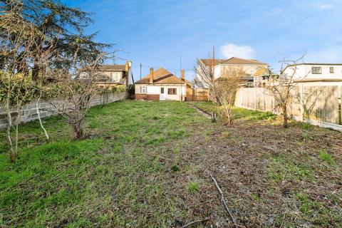 3 bedroom bungalow for sale, Farm Road, Rainham, RM13