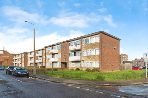 3 bedroom flat for sale - Dock Road, Tilbury, Essex, RM18
